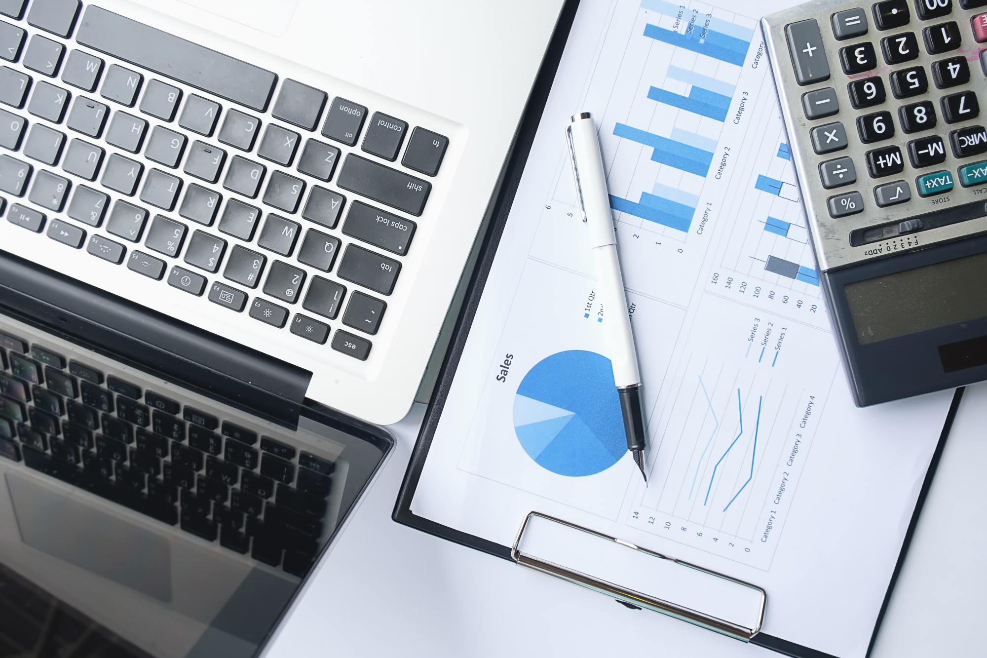 Capturing Knowledge from Senior Consultants Using an Internal AI Assistant